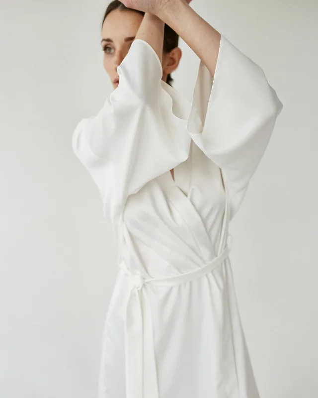 Bridal short silk robe kimono. Wedding getting ready outfit. Bridesmaid robes