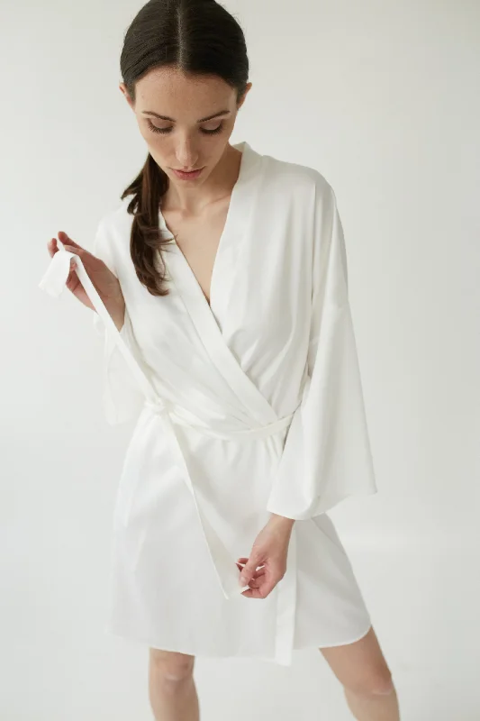 Bridal short silk robe kimono. Wedding getting ready outfit. Bridesmaid robes